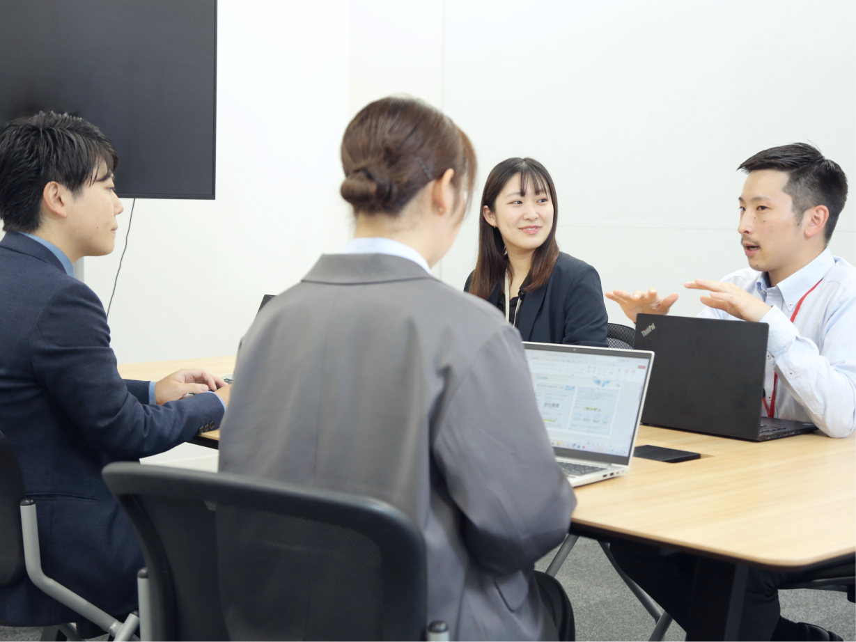 イベントスタート後は現場責任者やクライアントと連絡をとり、全国各地の状況を把握して現場運営をします。